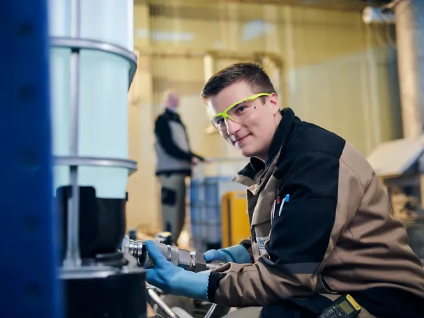 Mitarbeitende in einem Werk der Schaumann Group