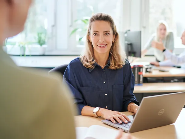 Mitarbeitende der Schaumann Group im Büro
