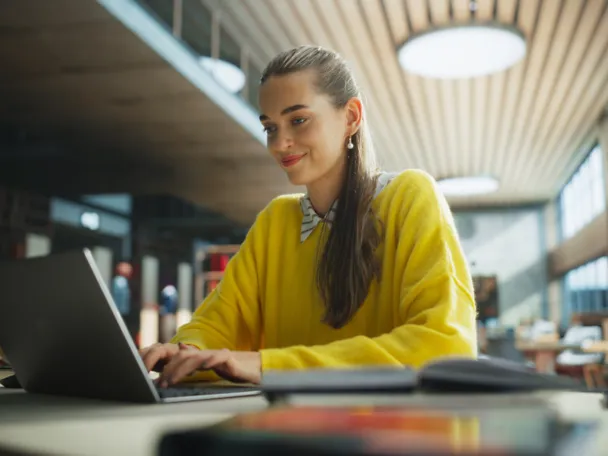 Junge Frau arbeitet am Laptop